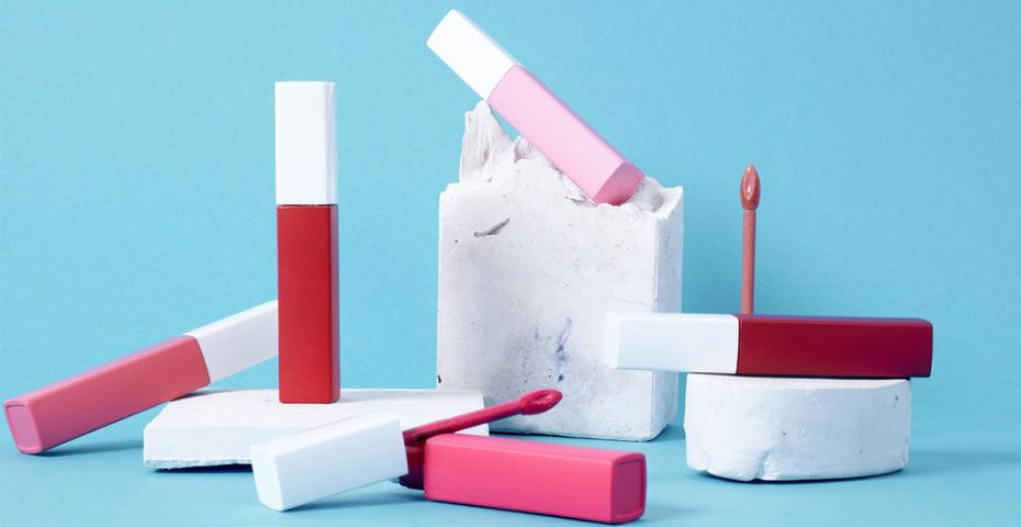 blog 3 1 - محصولات مراقبت از پوست و مو تراست - محصولات تراست حاصل یک قرن تجربه تولید هلدینگ مهلران است این محصولات برای اولین بار در ایران است که بصورت خاص و یونیک و زیر نظر دانشگاه لوزان سوئیس، توسط هلدینگ مهلران تولید می شود و به صورت مشاوره‌ای و فروش مستقیم در قالب بازاریابی شبکه ای به دست مصرف کننده‌های ایرانی می رسد. هلدینگ مهلران اولین تولید کننده صابون و محصولات بهداشتی در ایران می‌باشد که فعالیت خود را از سال ۱۲۶۰ و با تولید شمع آغاز کرد و پس از آن به تولید صابون سنتی از پسماندهای شمع پرداخت. این شرکت در سال ۱۳۰۰ موفق به دریافت پروانه تولید کارگاه شد و در همان سال با وارد کردن ماشین آلات پیشرفته از شوروی، اولین کارخانه صابون سازی صنعتی در ایران را به نام حقیقت شمایی راه اندازی کرد. کارخانه مهلران در سال ۱۳۷۳ در راستای تولید انبوه محصولات آرایشی و بهداشتی با هدف تامین نیاز داخلی و خارجی تاسیس شد. این کارخانه برای ۷ سال پیاپی محصولات آرایشی و بهداشتی TRUST را به ۱۸ کشور مختلف جهان صادر کرد و موفق به کسب تاییدیه از swiss fine cosmetics از دانشگاه لوزان سوئیس شد. امروزه تمامی محصولات تراست علاوه بر تاییدیه دانشگاه لوزان سوئیس، تاییدیه سازمان غذا و دارو وزارت بهداشت درمان و آموزش پزشکی ایران را نیز دارا می باشد که این شماره تاییدیه بر روی تمامی محصولات تراست درج شده است و قابل استعلام می باشد.