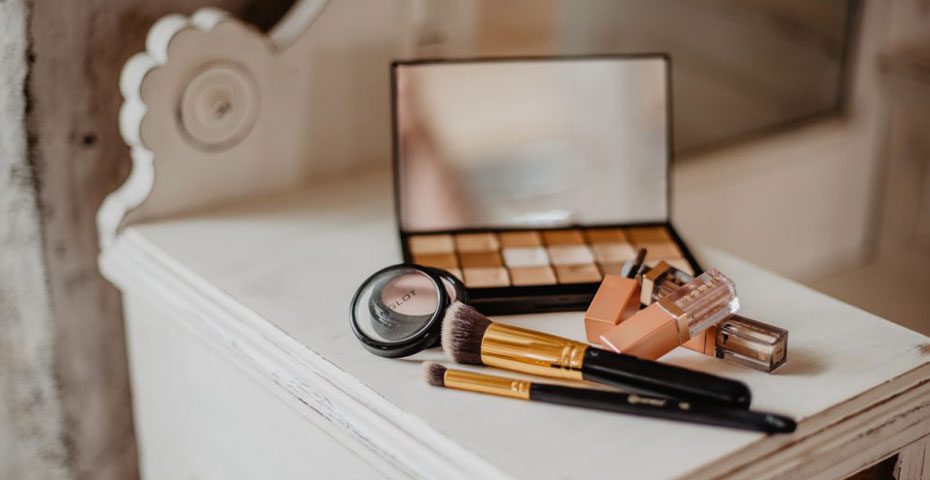 blog 4 - محصولات مراقبت از پوست و مو تراست - محصولات تراست حاصل یک قرن تجربه تولید هلدینگ مهلران است این محصولات برای اولین بار در ایران است که بصورت خاص و یونیک و زیر نظر دانشگاه لوزان سوئیس، توسط هلدینگ مهلران تولید می شود و به صورت مشاوره‌ای و فروش مستقیم در قالب بازاریابی شبکه ای به دست مصرف کننده‌های ایرانی می رسد. هلدینگ مهلران اولین تولید کننده صابون و محصولات بهداشتی در ایران می‌باشد که فعالیت خود را از سال ۱۲۶۰ و با تولید شمع آغاز کرد و پس از آن به تولید صابون سنتی از پسماندهای شمع پرداخت. این شرکت در سال ۱۳۰۰ موفق به دریافت پروانه تولید کارگاه شد و در همان سال با وارد کردن ماشین آلات پیشرفته از شوروی، اولین کارخانه صابون سازی صنعتی در ایران را به نام حقیقت شمایی راه اندازی کرد. کارخانه مهلران در سال ۱۳۷۳ در راستای تولید انبوه محصولات آرایشی و بهداشتی با هدف تامین نیاز داخلی و خارجی تاسیس شد. این کارخانه برای ۷ سال پیاپی محصولات آرایشی و بهداشتی TRUST را به ۱۸ کشور مختلف جهان صادر کرد و موفق به کسب تاییدیه از swiss fine cosmetics از دانشگاه لوزان سوئیس شد. امروزه تمامی محصولات تراست علاوه بر تاییدیه دانشگاه لوزان سوئیس، تاییدیه سازمان غذا و دارو وزارت بهداشت درمان و آموزش پزشکی ایران را نیز دارا می باشد که این شماره تاییدیه بر روی تمامی محصولات تراست درج شده است و قابل استعلام می باشد.