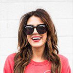 fashion testimon 1 - محصولات مراقبت از پوست و مو تراست - محصولات تراست حاصل یک قرن تجربه تولید هلدینگ مهلران است این محصولات برای اولین بار در ایران است که بصورت خاص و یونیک و زیر نظر دانشگاه لوزان سوئیس، توسط هلدینگ مهلران تولید می شود و به صورت مشاوره‌ای و فروش مستقیم در قالب بازاریابی شبکه ای به دست مصرف کننده‌های ایرانی می رسد. هلدینگ مهلران اولین تولید کننده صابون و محصولات بهداشتی در ایران می‌باشد که فعالیت خود را از سال ۱۲۶۰ و با تولید شمع آغاز کرد و پس از آن به تولید صابون سنتی از پسماندهای شمع پرداخت. این شرکت در سال ۱۳۰۰ موفق به دریافت پروانه تولید کارگاه شد و در همان سال با وارد کردن ماشین آلات پیشرفته از شوروی، اولین کارخانه صابون سازی صنعتی در ایران را به نام حقیقت شمایی راه اندازی کرد. کارخانه مهلران در سال ۱۳۷۳ در راستای تولید انبوه محصولات آرایشی و بهداشتی با هدف تامین نیاز داخلی و خارجی تاسیس شد. این کارخانه برای ۷ سال پیاپی محصولات آرایشی و بهداشتی TRUST را به ۱۸ کشور مختلف جهان صادر کرد و موفق به کسب تاییدیه از swiss fine cosmetics از دانشگاه لوزان سوئیس شد. امروزه تمامی محصولات تراست علاوه بر تاییدیه دانشگاه لوزان سوئیس، تاییدیه سازمان غذا و دارو وزارت بهداشت درمان و آموزش پزشکی ایران را نیز دارا می باشد که این شماره تاییدیه بر روی تمامی محصولات تراست درج شده است و قابل استعلام می باشد.